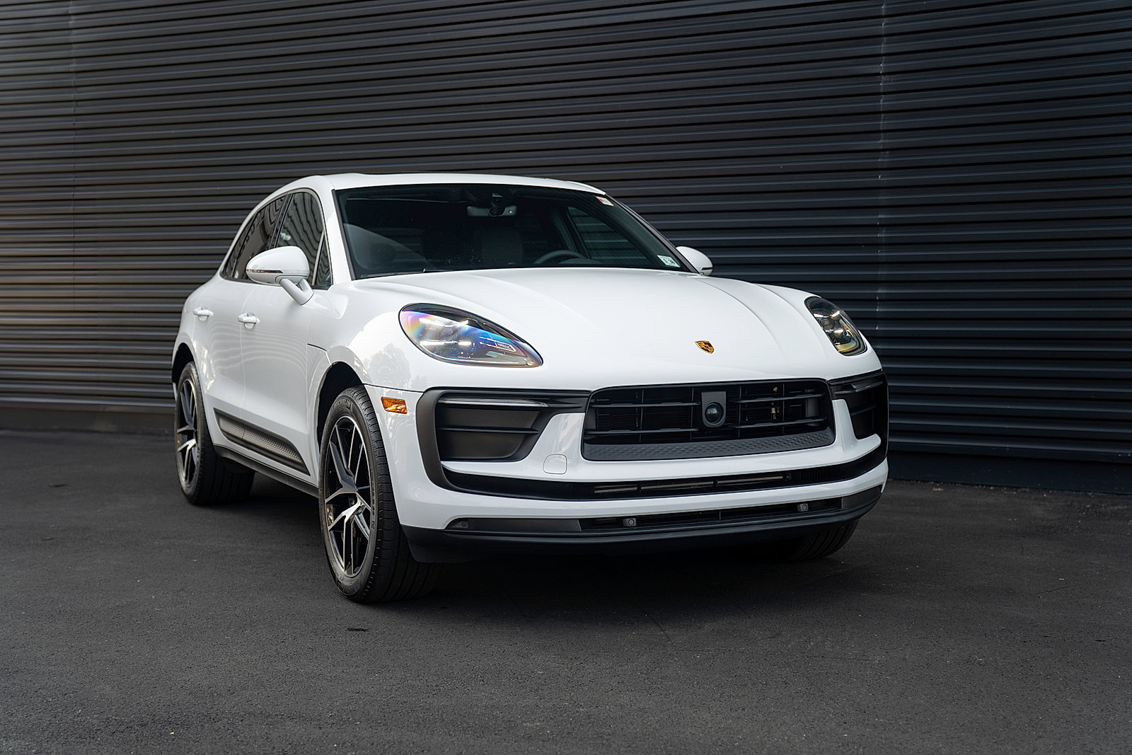 Certified 2025 Porsche Macan AWD/4WD image 26