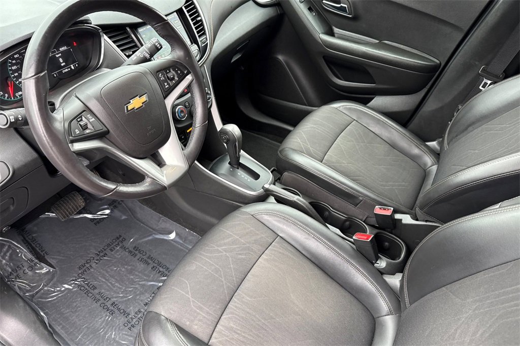 Used 2022 Chevrolet Trax LT w/ Midnight Edition image 4