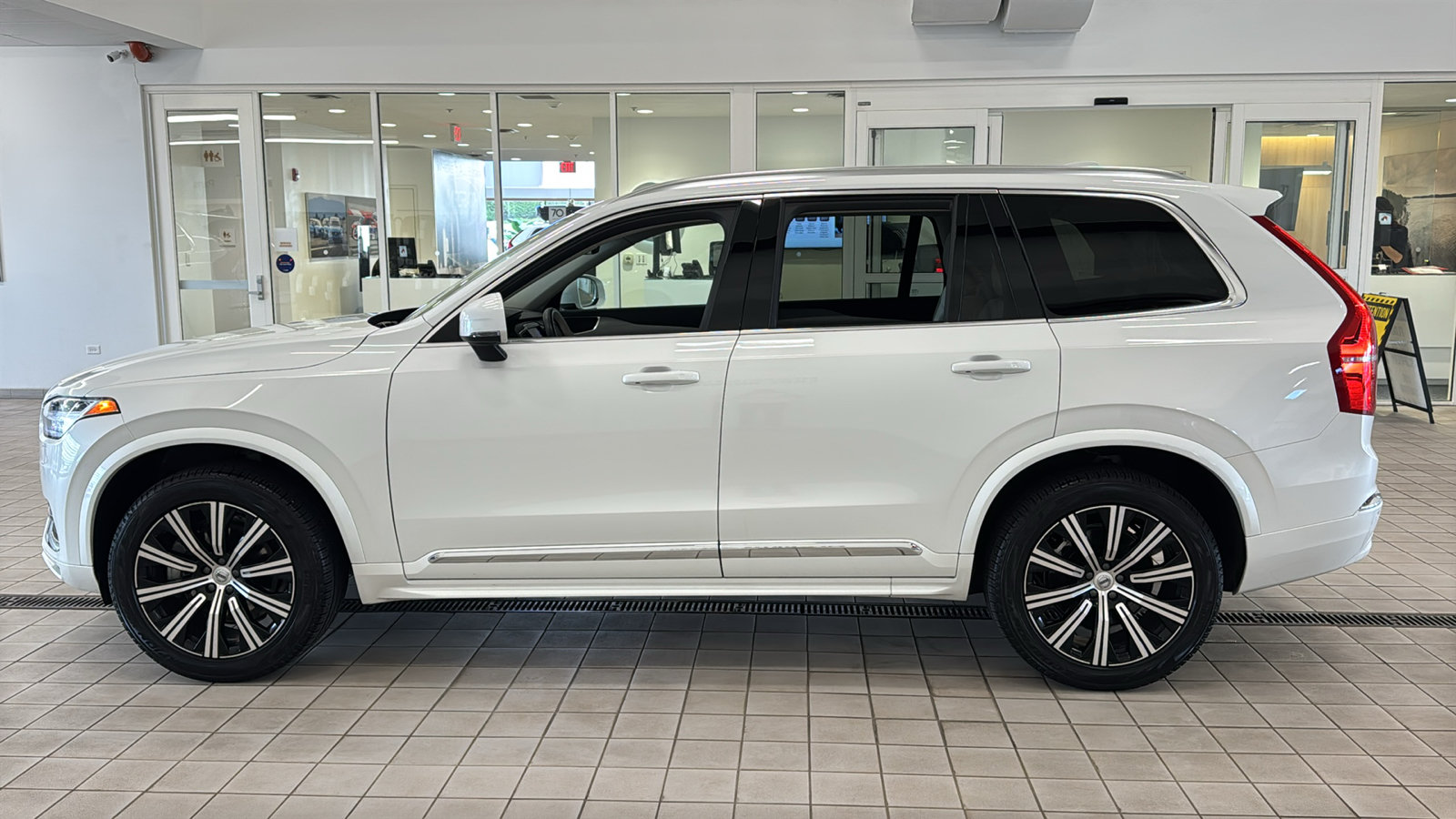 Used 2024 Volvo XC90 B5 Core w/ Protection Package Premier AWD/4WD image 8