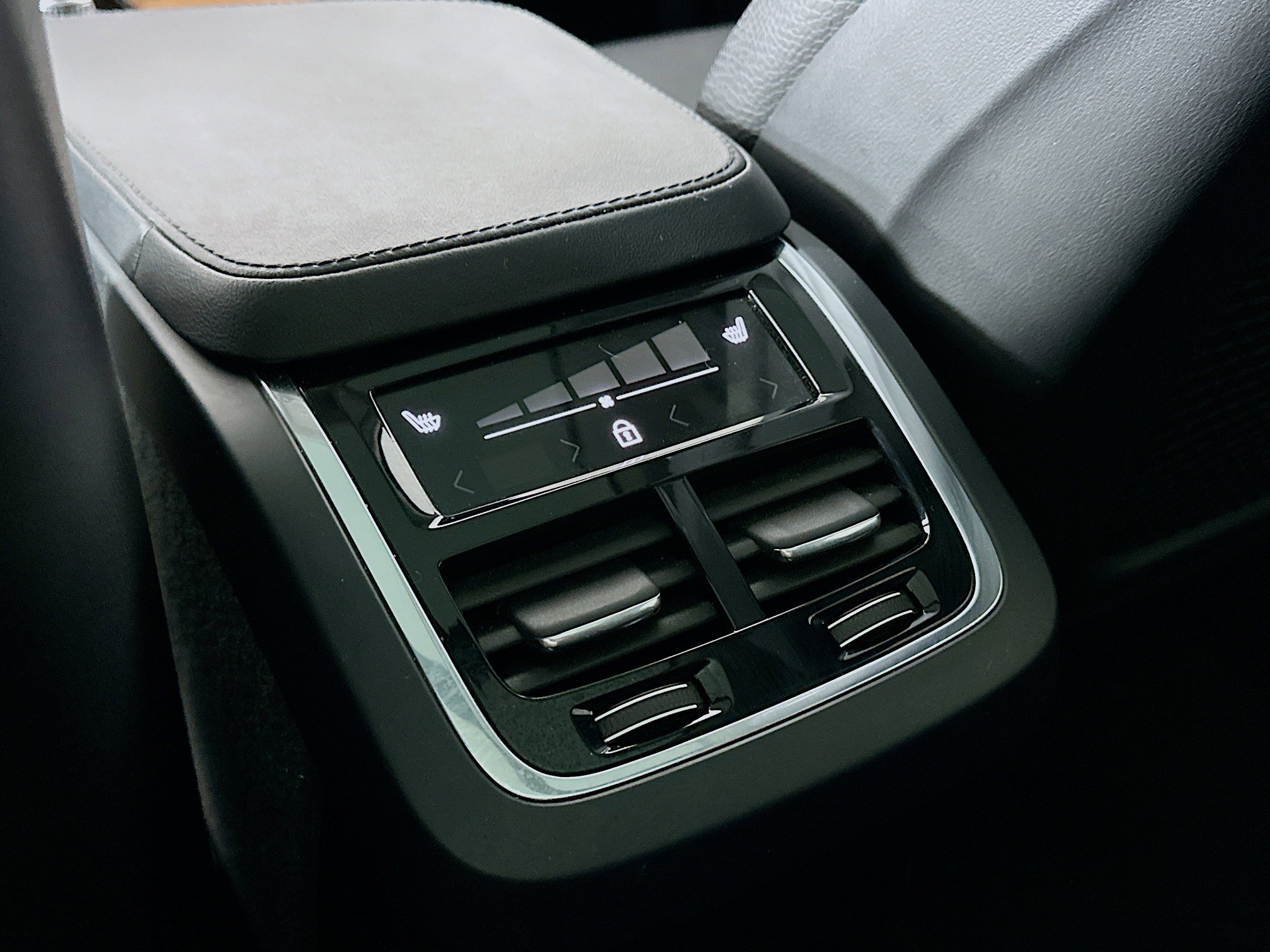 Used 2023 Volvo XC90 B6 Plus image 27