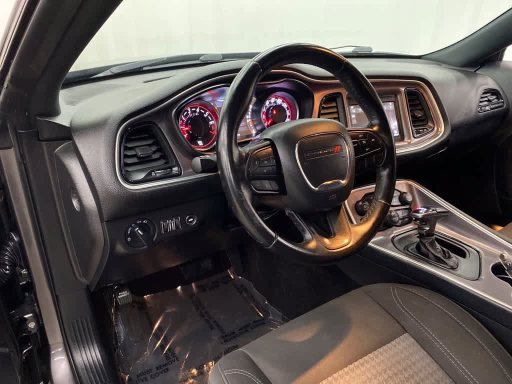 Used 2022 Dodge Challenger SXT RWD image 2