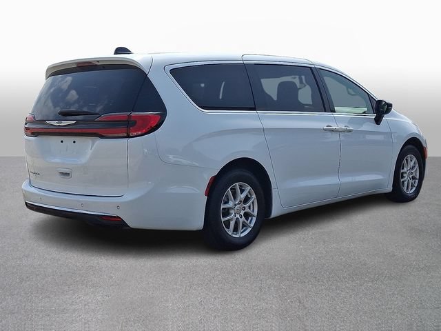 Used 2025 Chrysler Pacifica Select FWD image 4