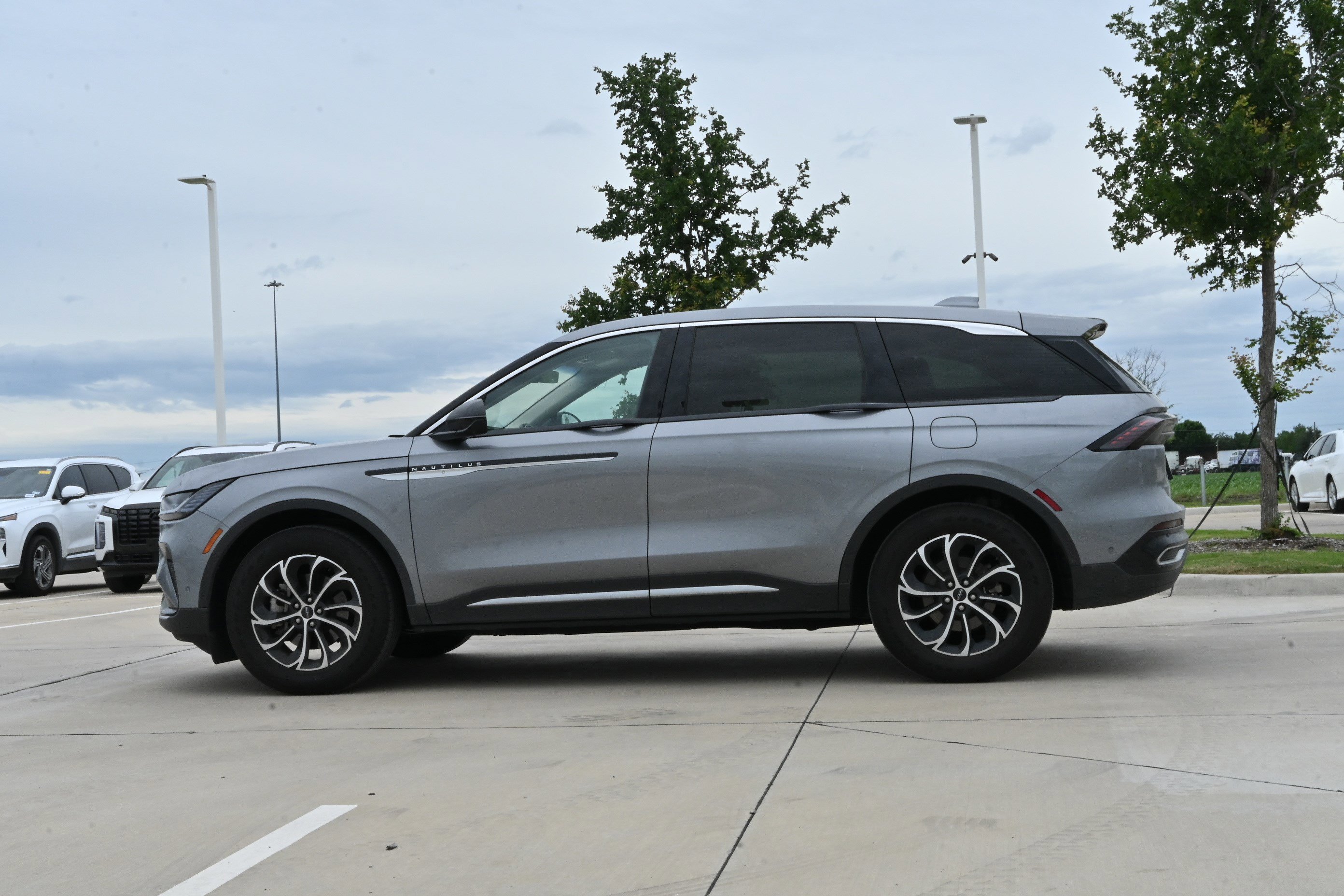 Used 2024 Lincoln Nautilus Premier AWD/4WD image 6