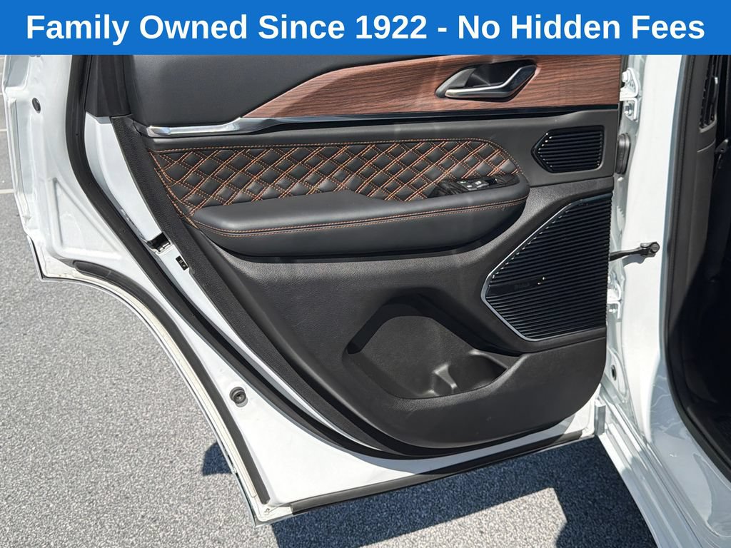 Used 2022 Jeep Grand Cherokee Summit w/ Luxury Tech Group V AWD/4WD image 22