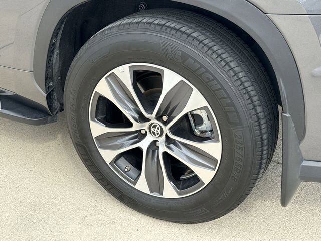 Used 2023 Toyota Highlander XLE image 12
