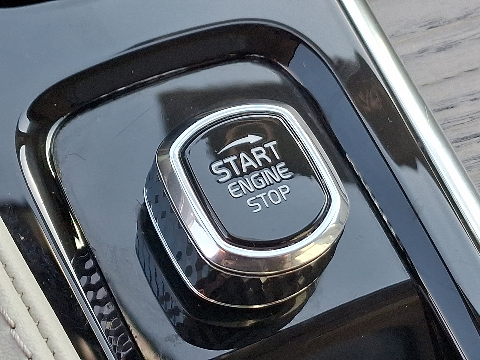 Certified 2024 Volvo XC90 B6 Plus image 26