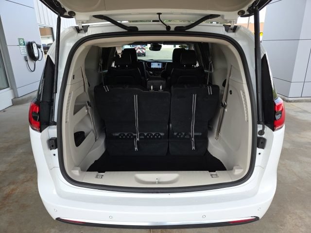 Used 2023 Chrysler Pacifica Touring-L FWD image 21