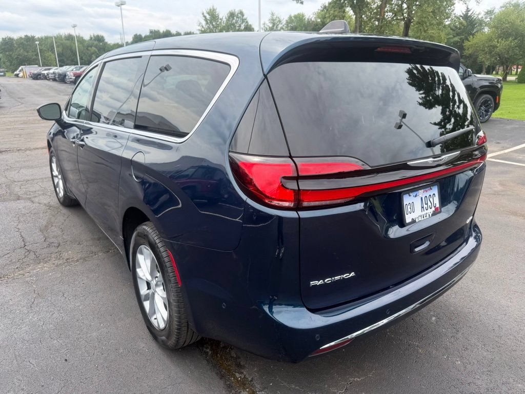 Used 2025 Chrysler Pacifica Select w/ Uconnect Theater Family Group AWD/4WD image 7