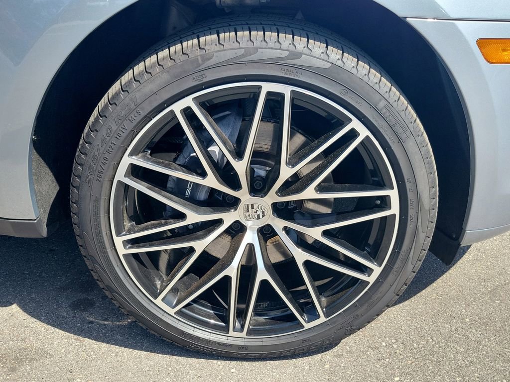 Certified 2025 Porsche Macan image 11
