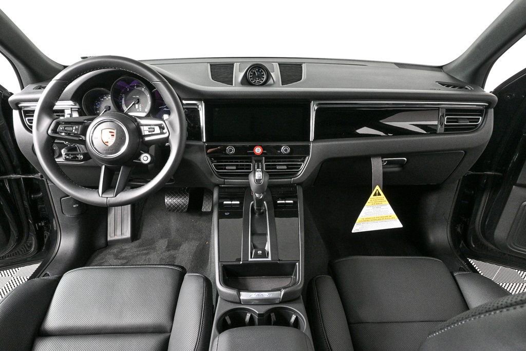 Certified 2026 Porsche Macan AWD/4WD image 19