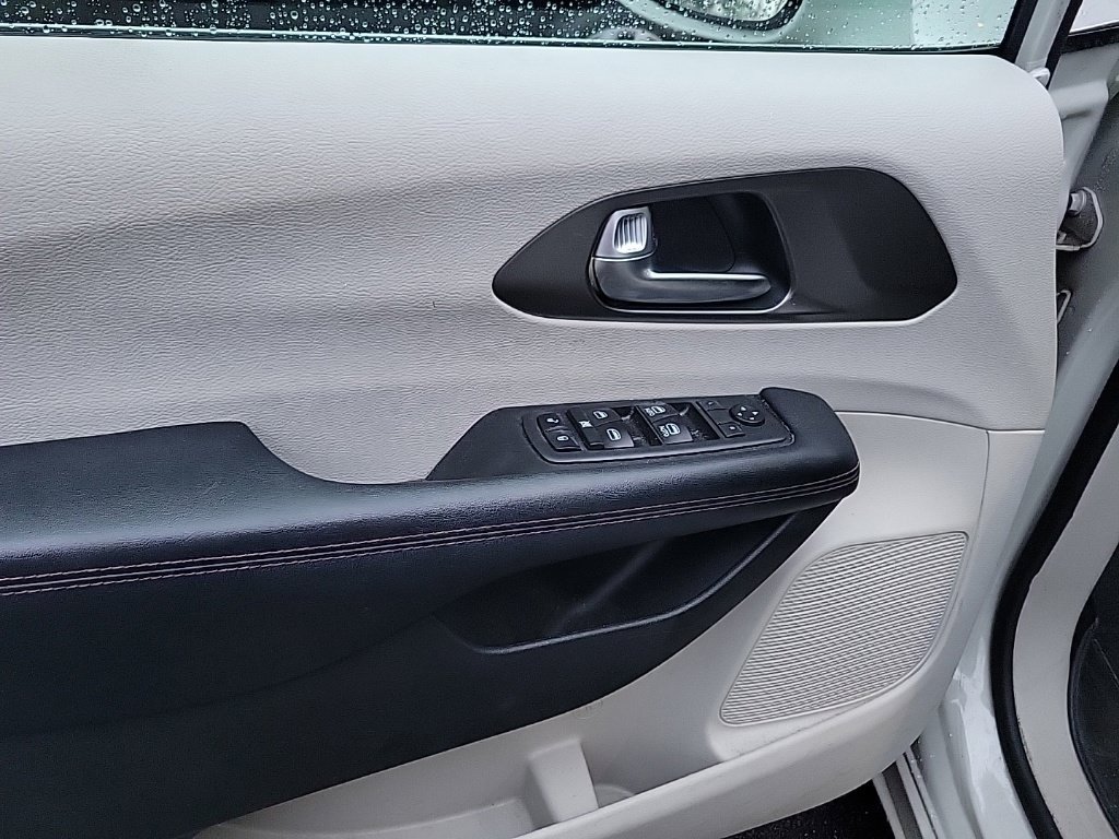 Used 2020 Chrysler Pacifica Touring FWD image 8