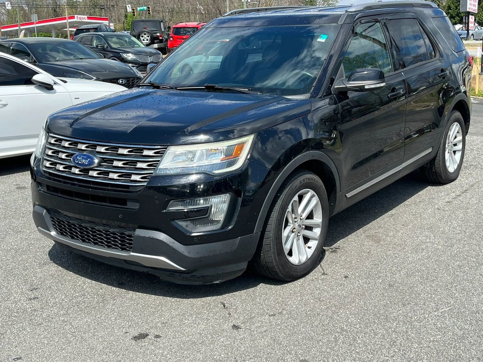 Used 2017 Ford Explorer XLT w/ Equipment Group 201A FWD image 2