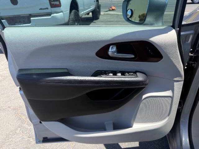 Used 2017 Chrysler Pacifica Limited w/ UConnect Theater Package FWD image 9