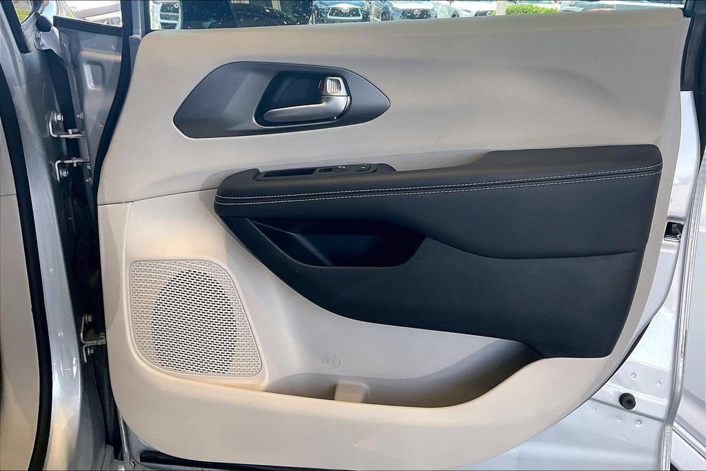 Used 2024 Chrysler Pacifica Touring-L FWD image 22