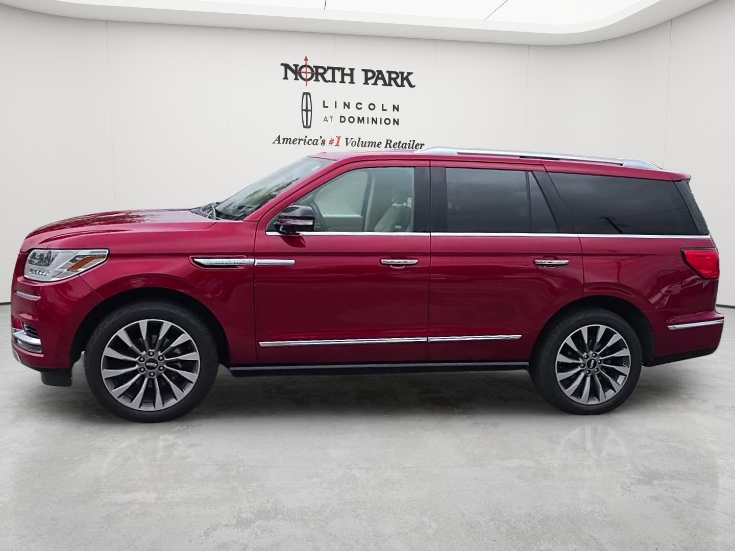 Used 2018 Lincoln Navigator Select w/ Technology Package RWD image 2