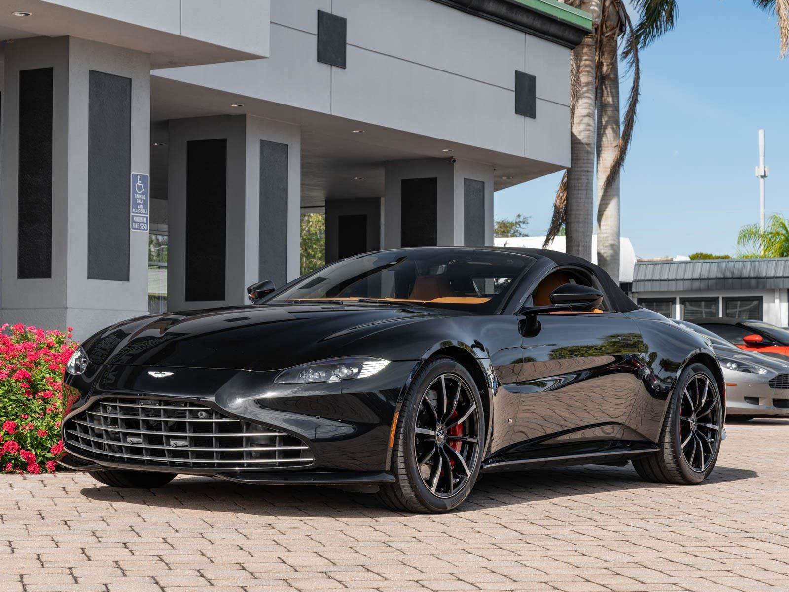 Used 2021 Aston Martin V8 Vantage Roadster RWD image 38