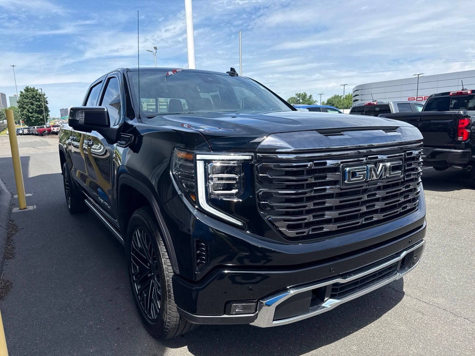 Used 2022 GMC Sierra 1500 Denali Ultimate AWD/4WD image 4