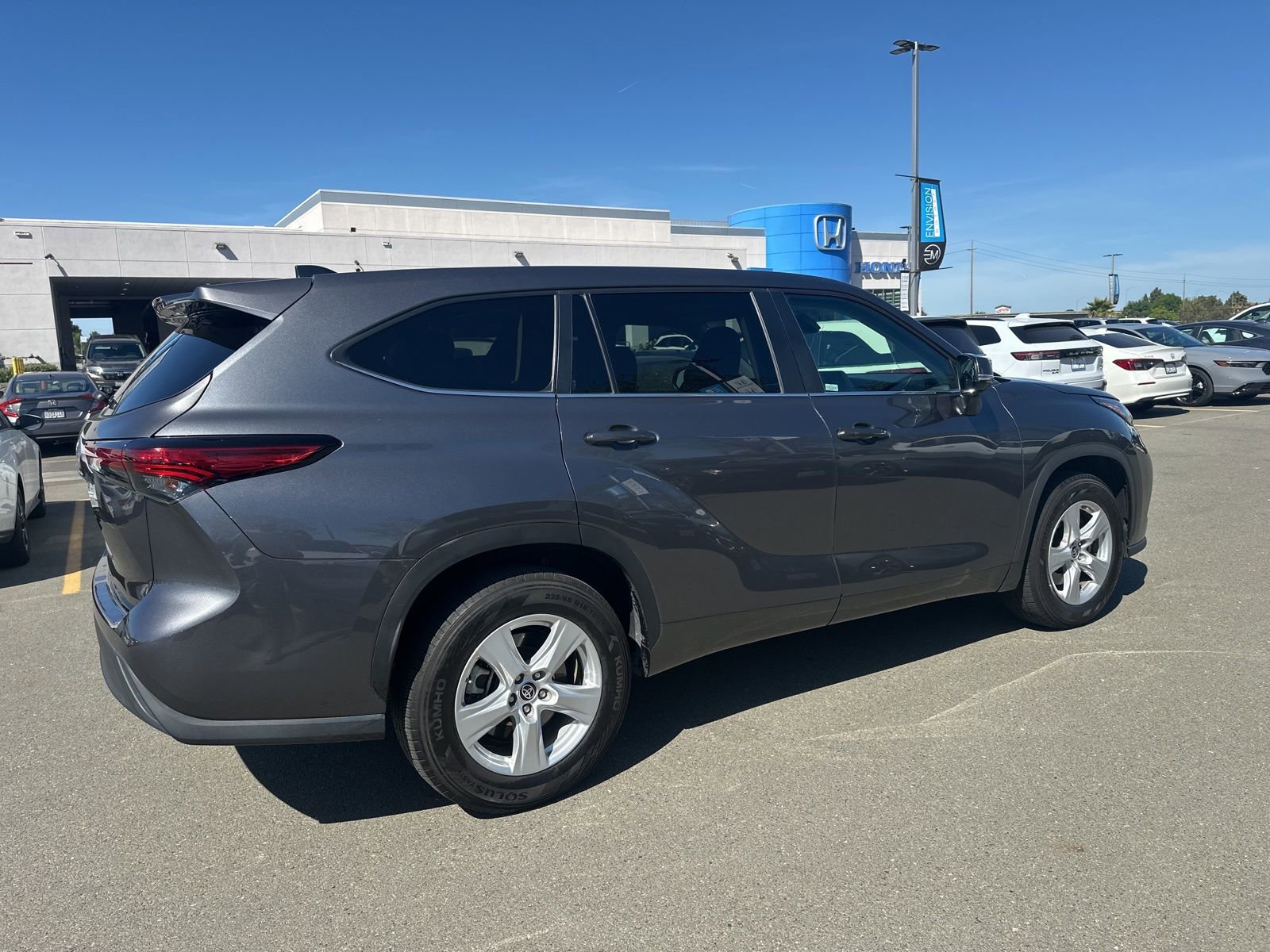 Used 2023 Toyota Highlander L image 3