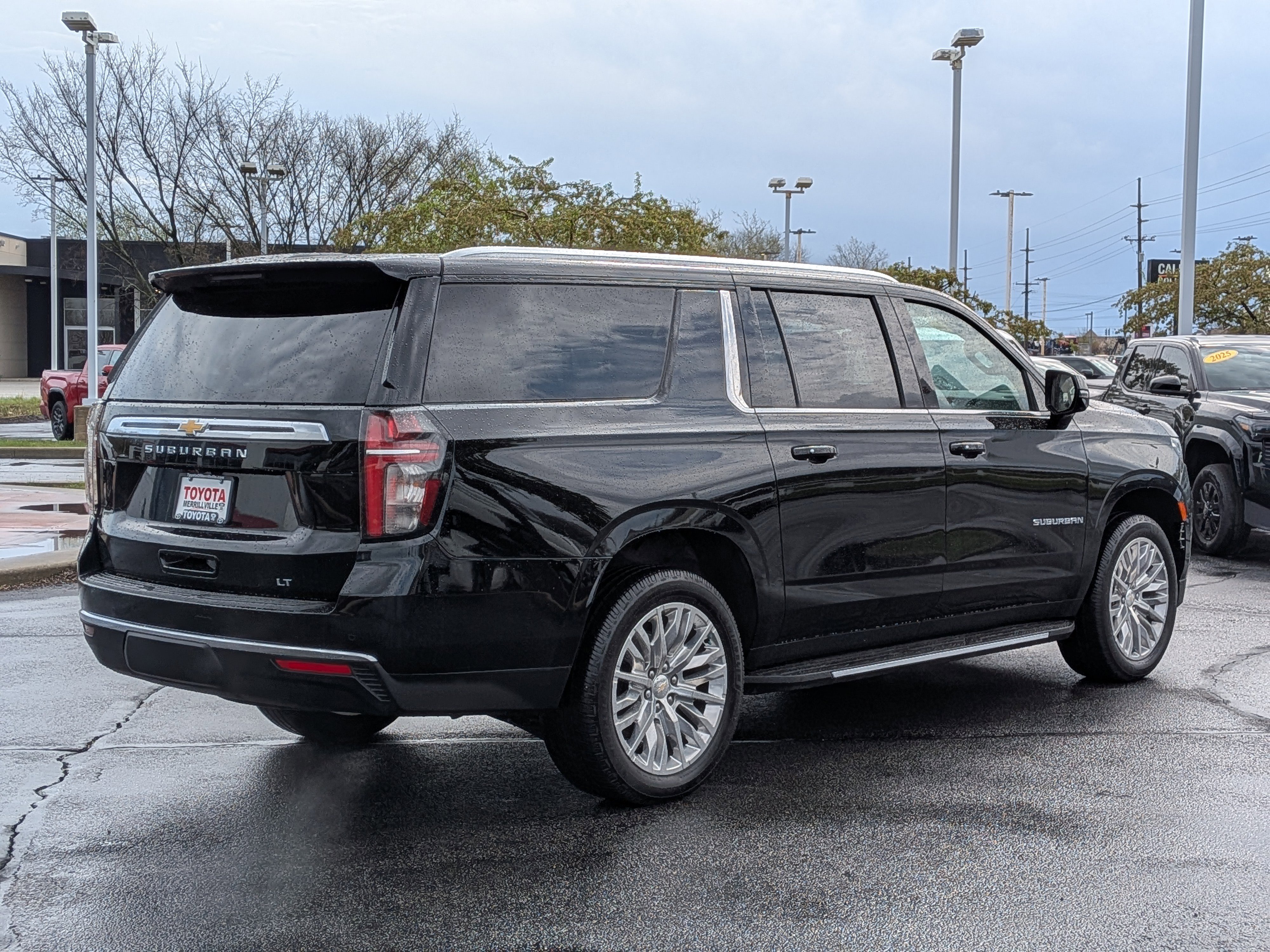 Used 2024 Chevrolet Suburban LT w/ Luxury Package image 7