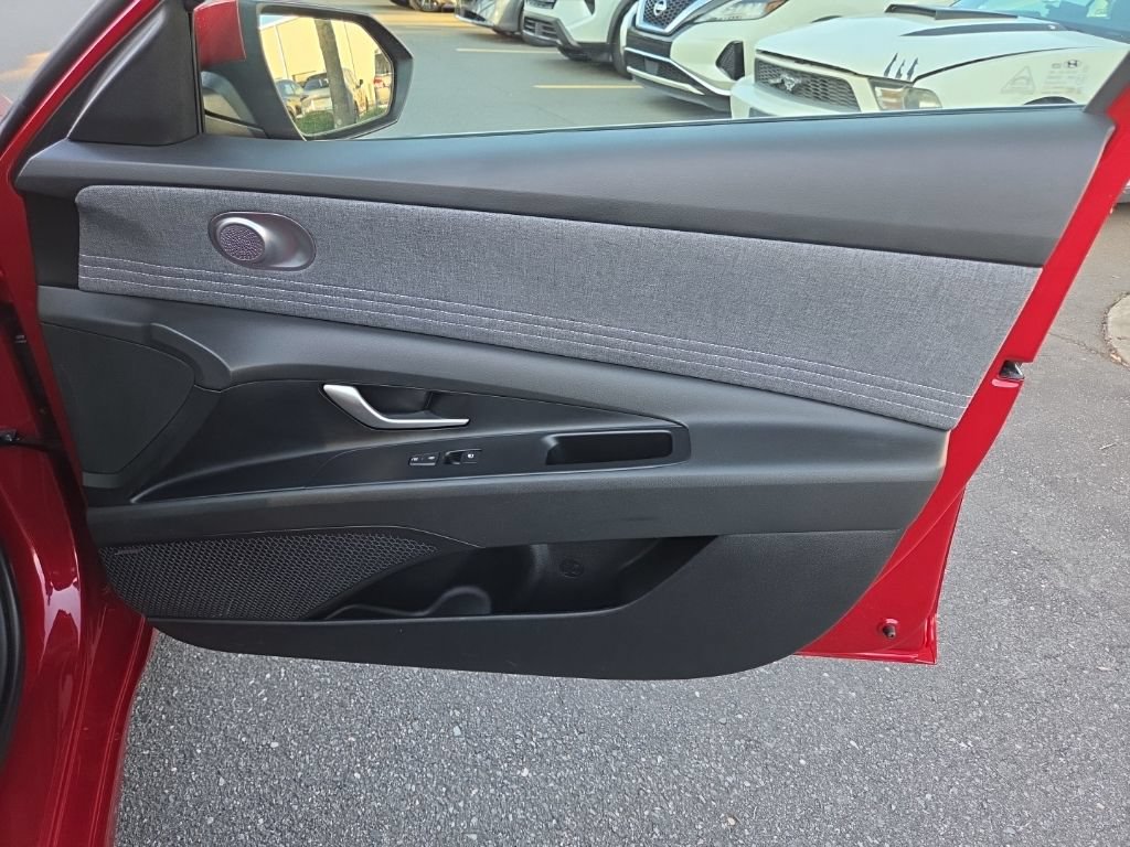 Used 2025 Hyundai Elantra Limited FWD image 40