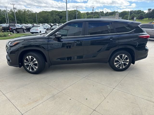 Used 2023 Toyota Highlander XLE AWD/4WD image 4