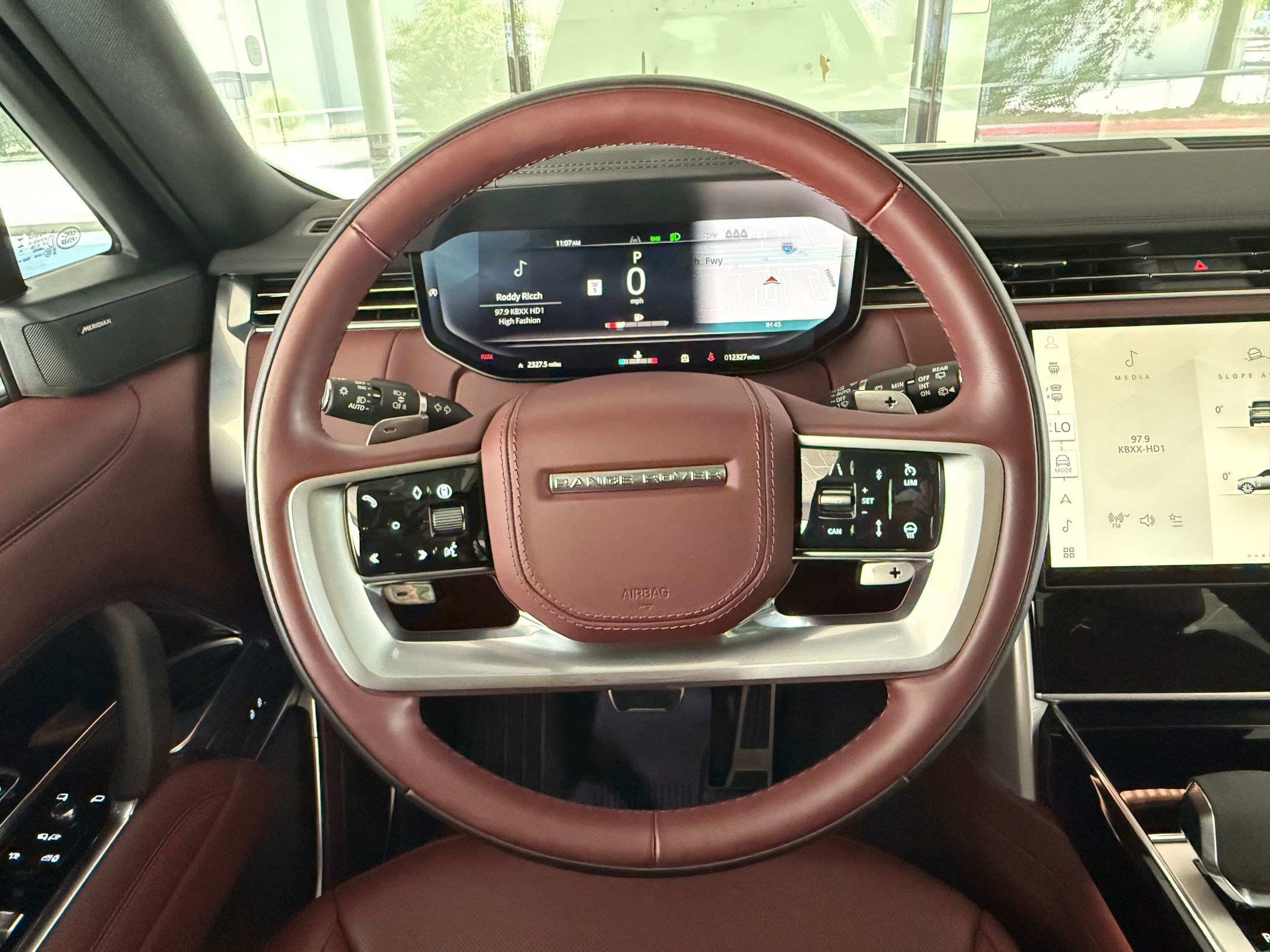 Certified 2025 Land Rover Range Rover SE AWD/4WD image 16