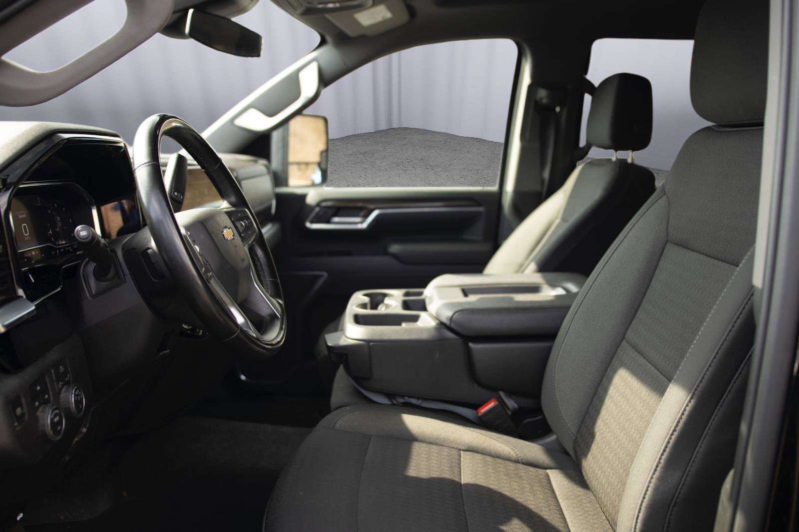 Used 2025 Chevrolet Silverado 2500 LT w/ Convenience Package image 2