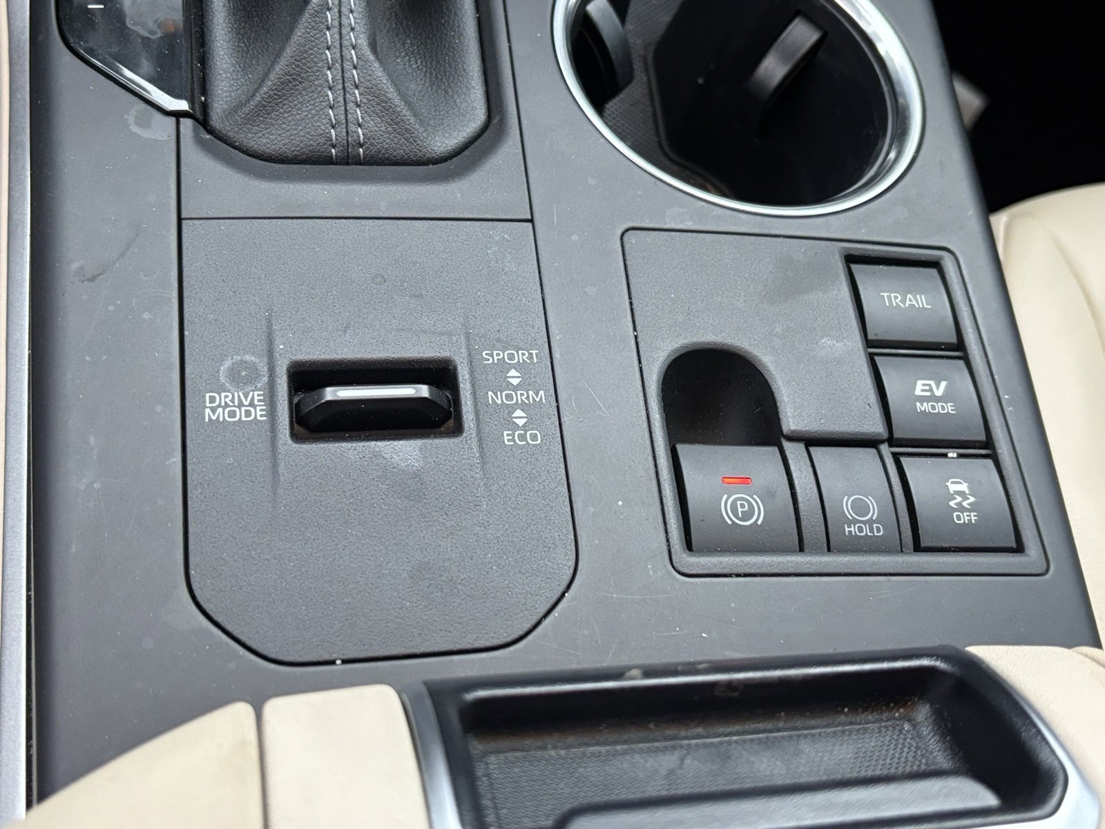 Used 2025 Toyota Highlander XLE image 3