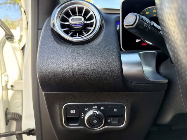 Used 2021 Mercedes-Benz GLB 250 image 34