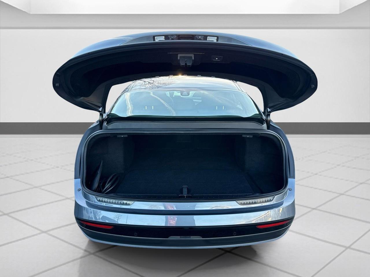 Used 2024 Lucid Air Touring image 9