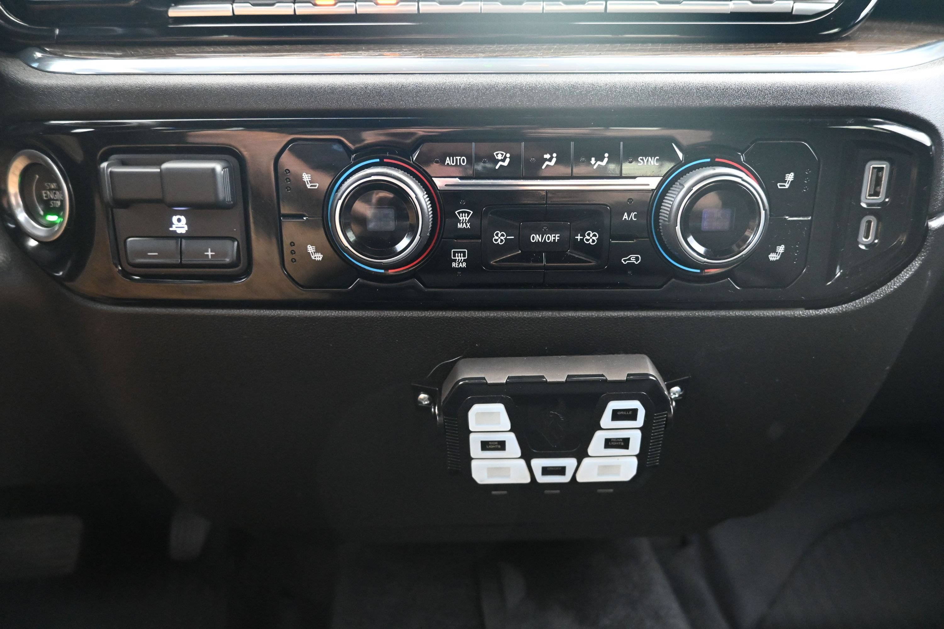 Used 2023 Chevrolet Silverado 1500 LT AWD/4WD image 18
