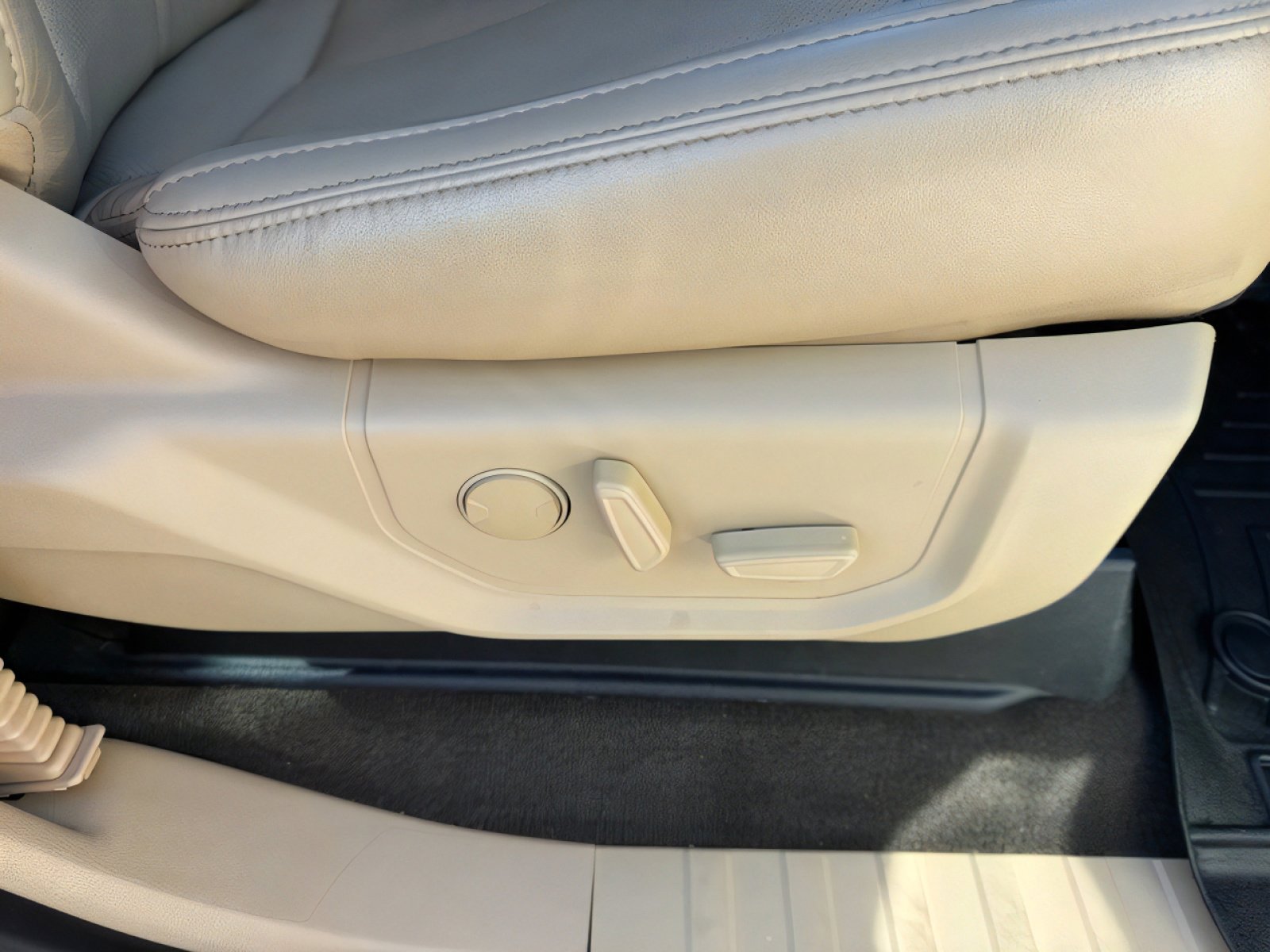 Used 2019 Ford F150 Lariat w/ Equipment Group 501A Mid image 13