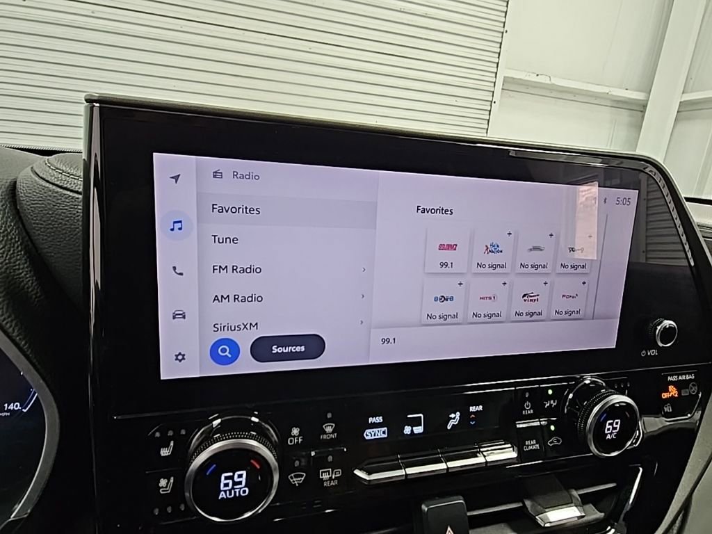 Used 2023 Toyota Highlander Limited image 15