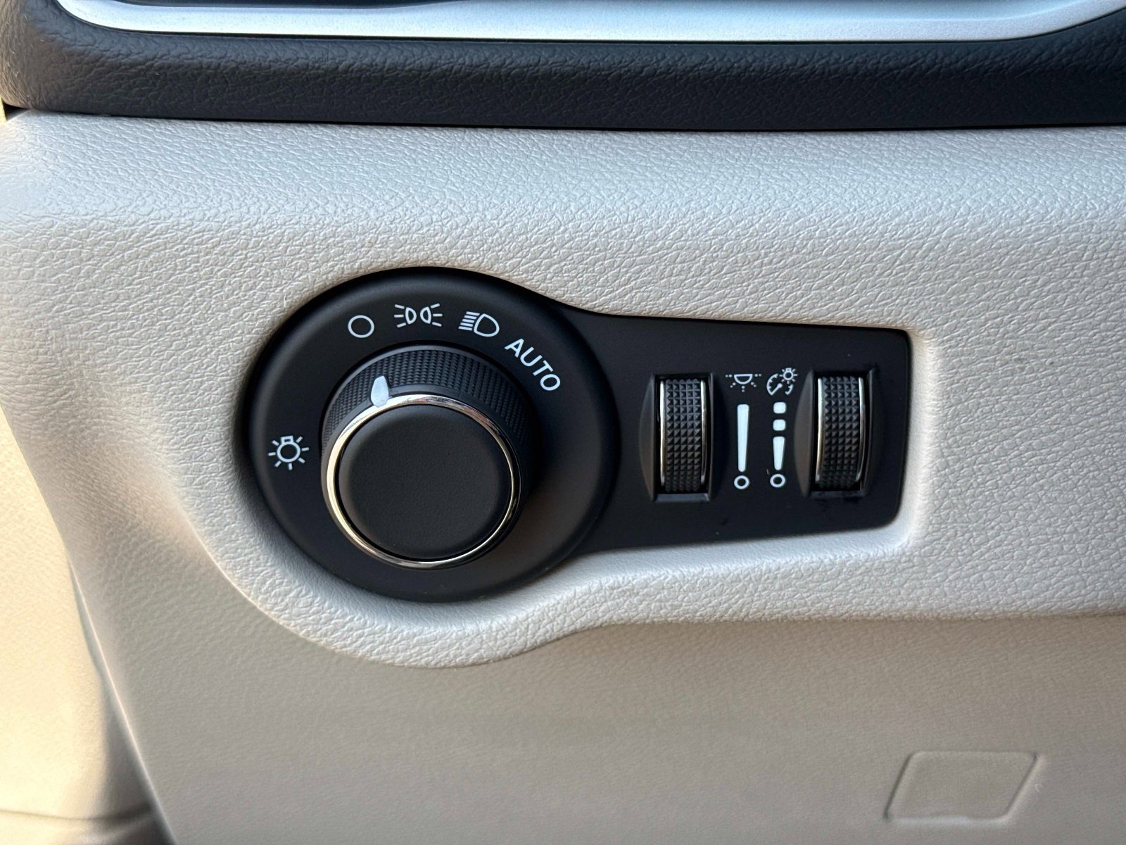 Used 2023 Chrysler Voyager LX FWD image 31