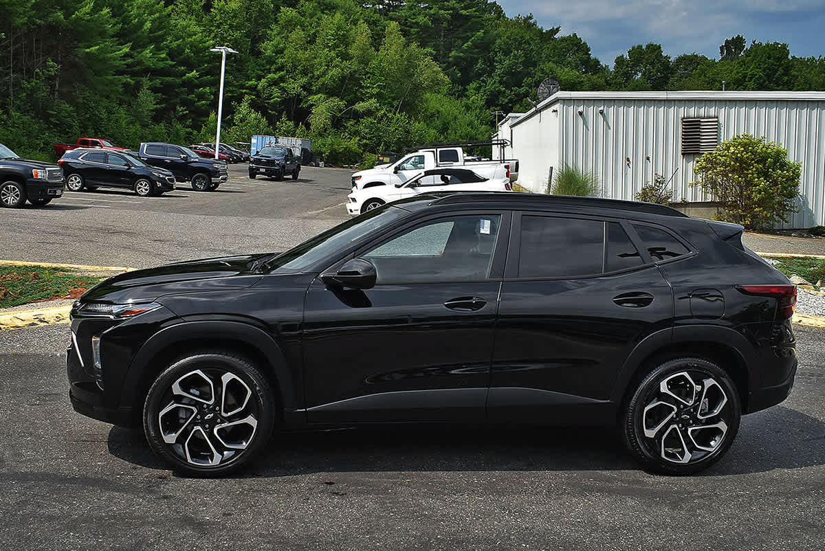 Used 2024 Chevrolet Trax RS w/ Sunroof Package FWD image 4