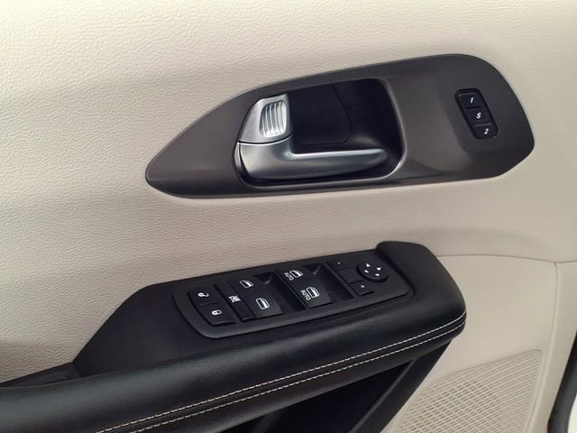 Used 2023 Chrysler Pacifica Touring-L image 14