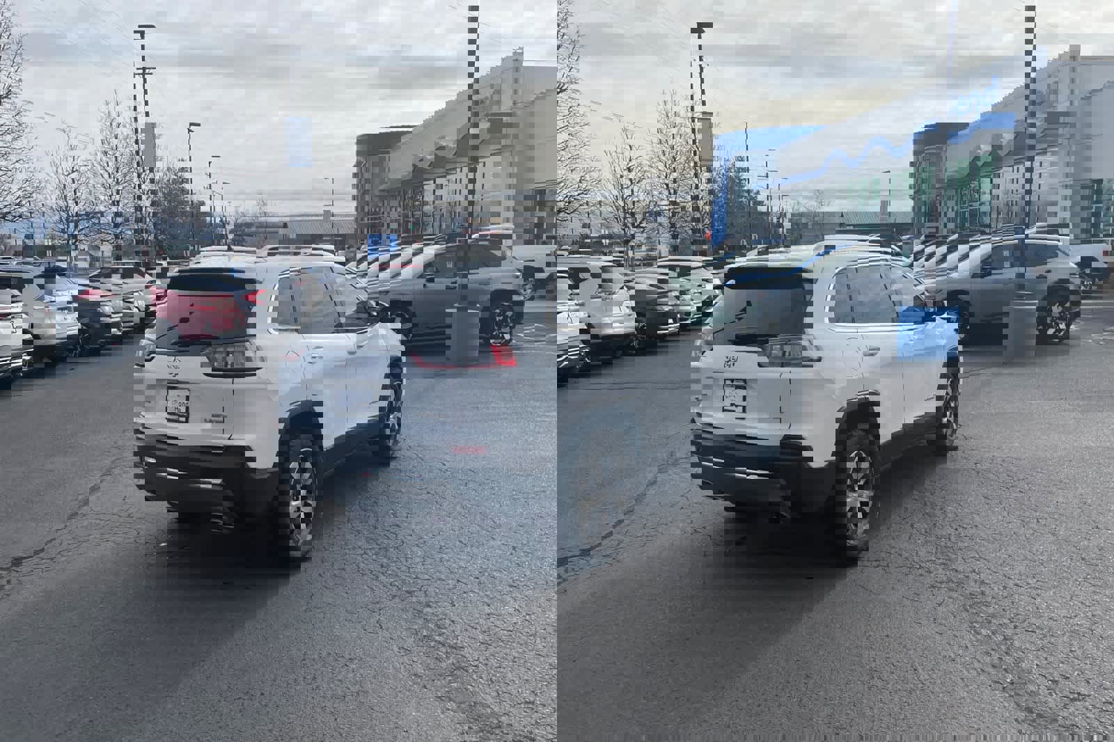 Used 2020 Jeep Cherokee Limited w/ Technology Group image 2