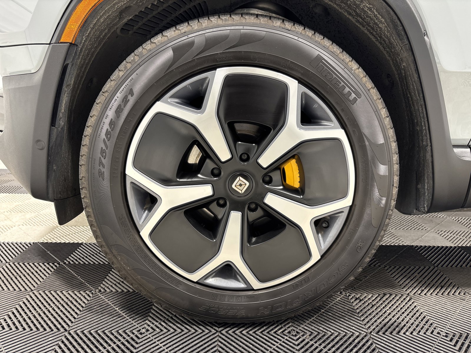 Used 2024 Rivian R1S Adventure image 9