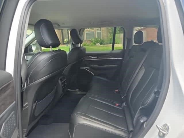 Used 2023 Jeep Grand Cherokee Limited w/ Black Appearance Package AWD/4WD image 6