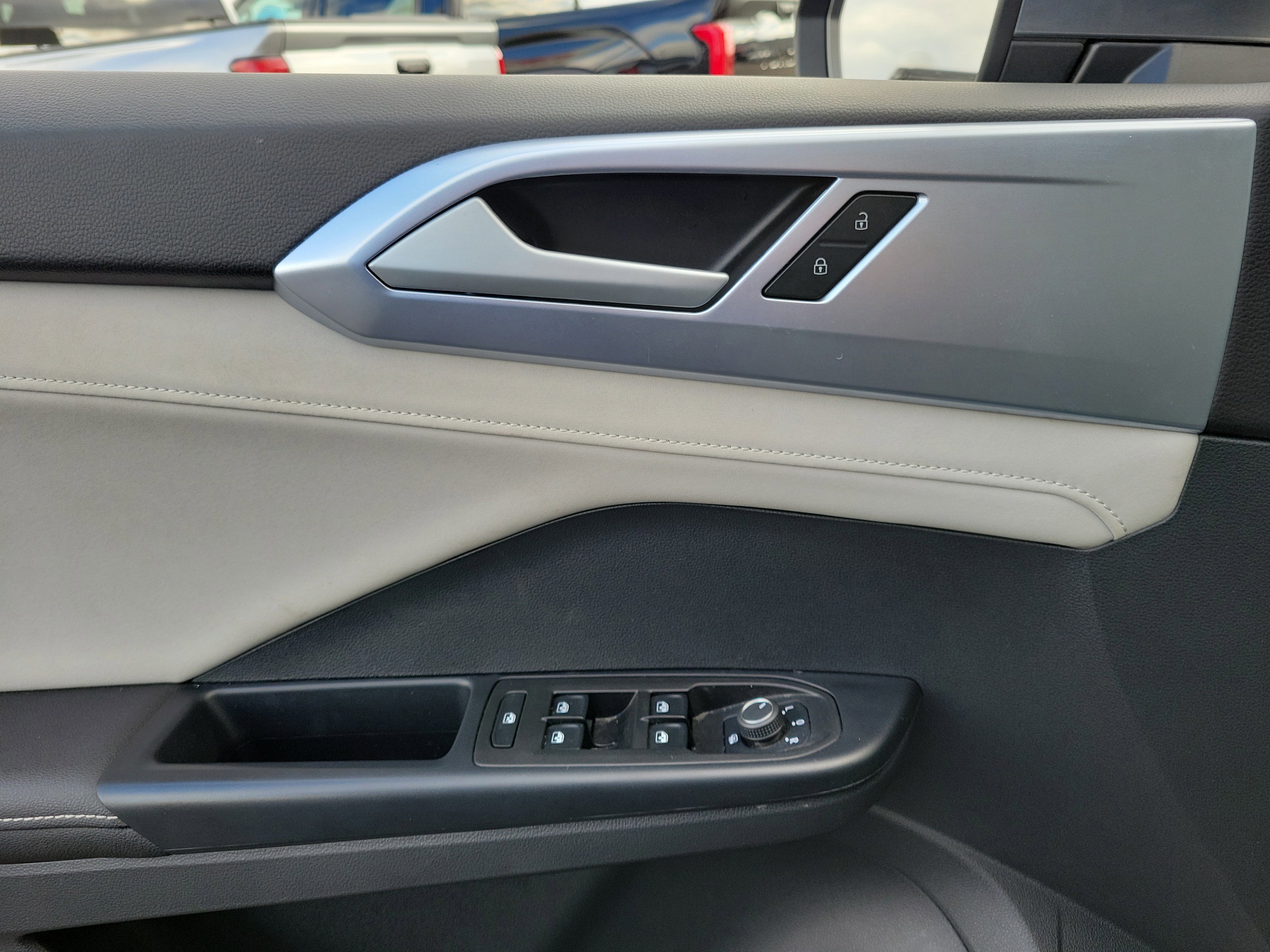 Used 2025 Volkswagen Taos SE image 17