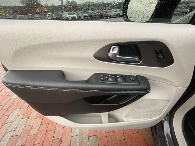 Used 2023 Chrysler Pacifica Touring-L image 10