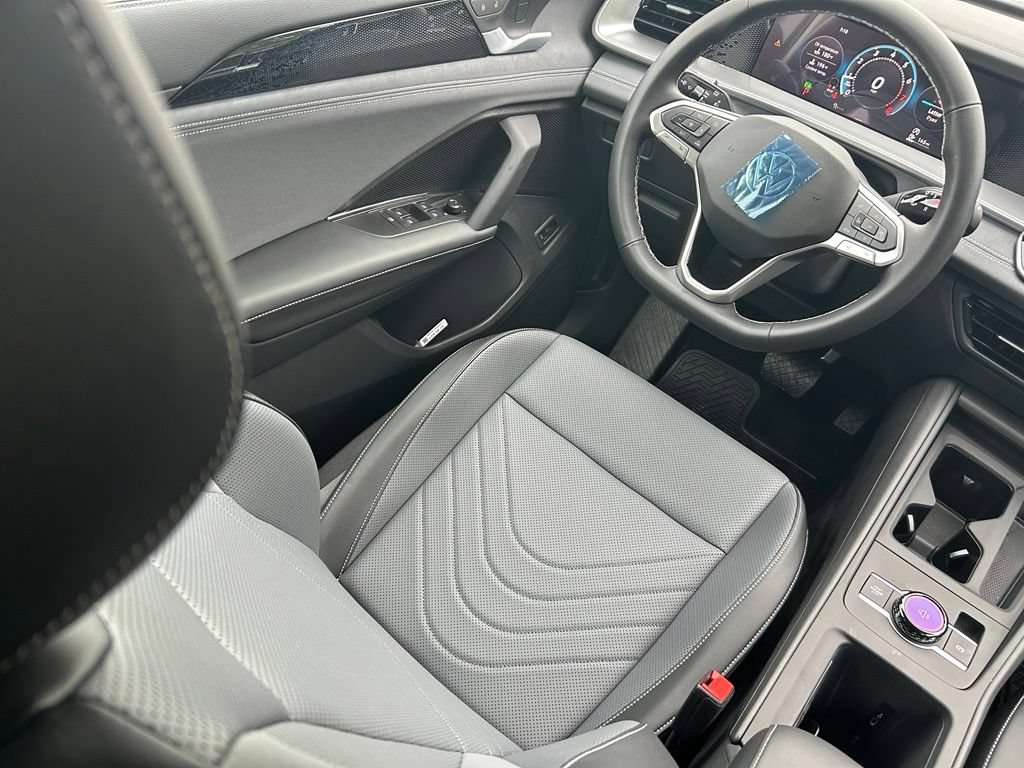 New 2026 Volkswagen Tiguan SE FWD image 9