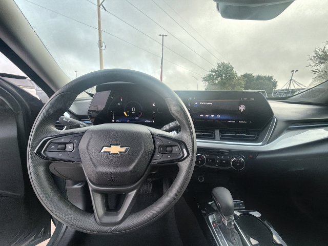 Used 2025 Chevrolet Trax LT FWD image 11