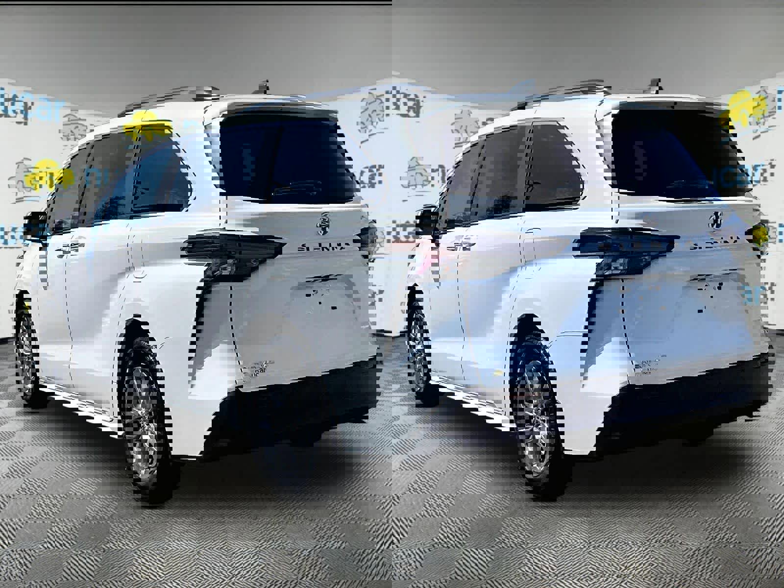 Used 2025 Toyota Sienna XLE w/ XLE Plus Package image 4