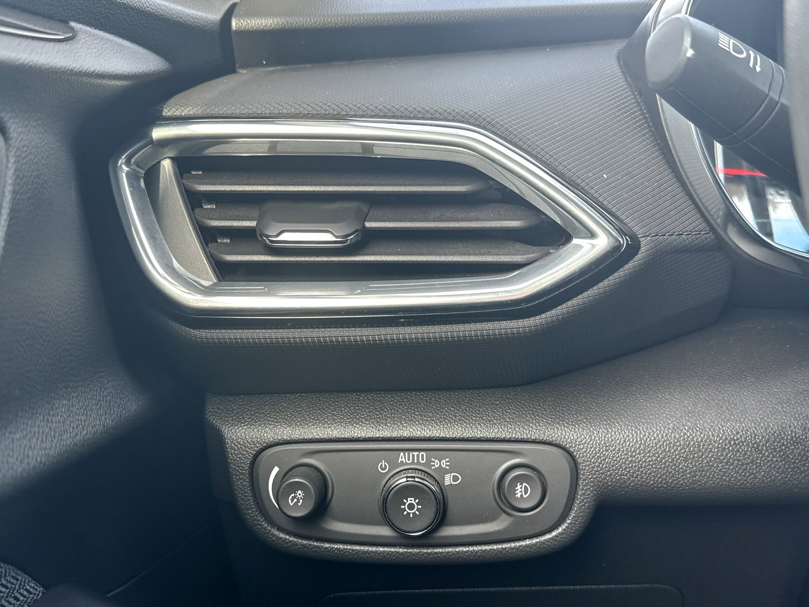 Certified 2023 Chevrolet TrailBlazer LT w/ Convenience Package image 39