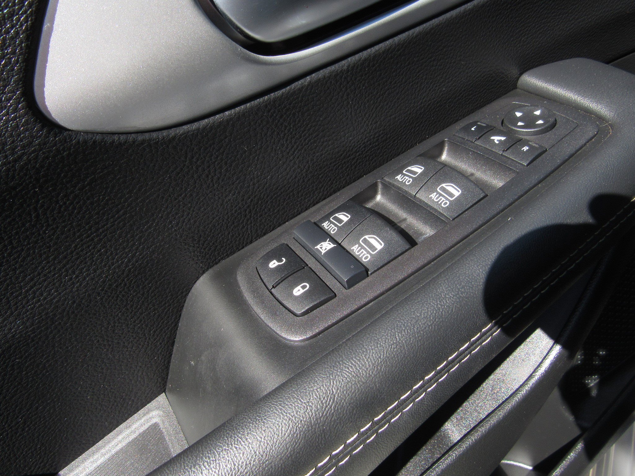 Used 2025 Chrysler Pacifica Limited image 23