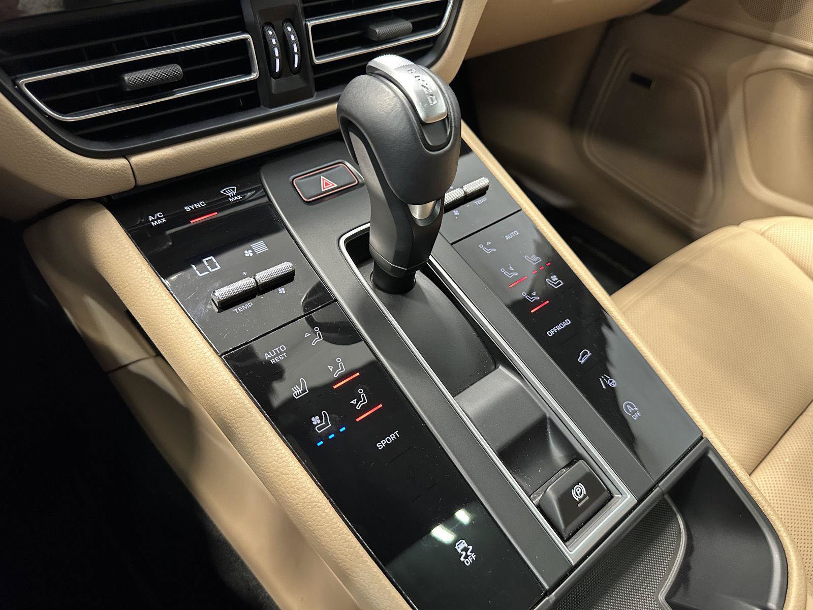 Used 2026 Porsche Macan AWD/4WD image 31
