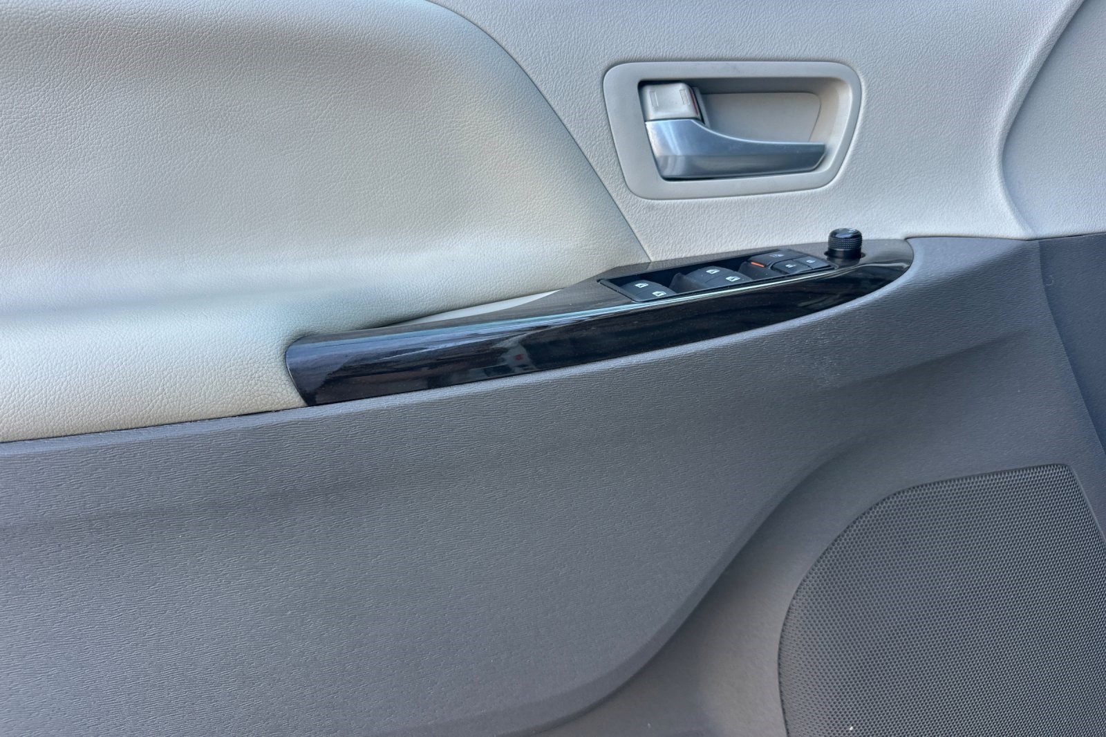 Used 2015 Toyota Sienna XLE w/ XLE Navigation Package image 12