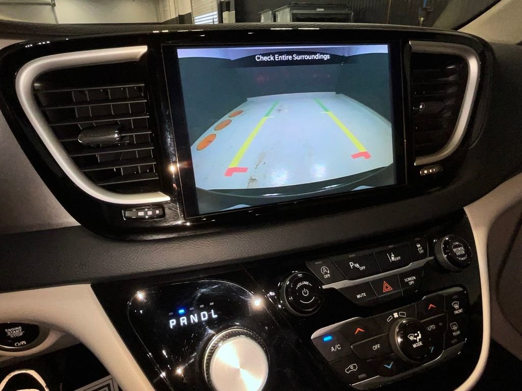 Used 2024 Chrysler Pacifica Touring-L image 38