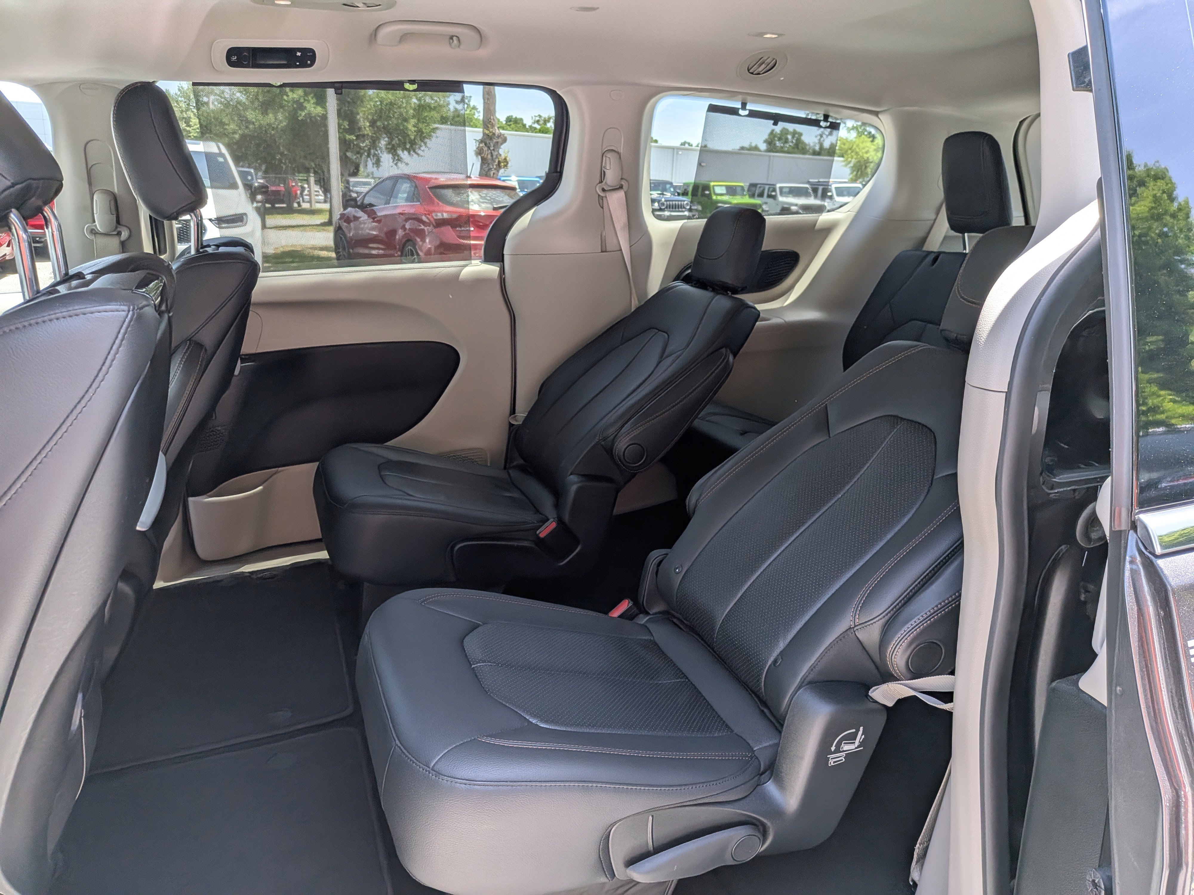 Used 2018 Chrysler Pacifica Touring-L Plus w/ Tire & Wheel Group FWD image 13